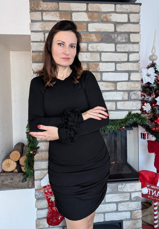 Sukienka z różami na mankietach Oda czarna (id: 157)