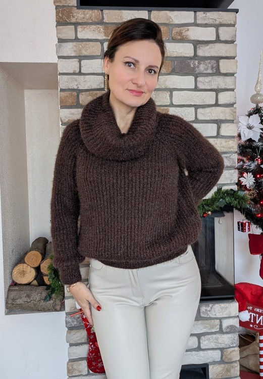 Sweter z efektownym golfem czekoladowy, brązowy