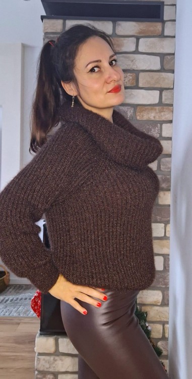 Sweter z efektownym golfem czekoladowy, brązowy