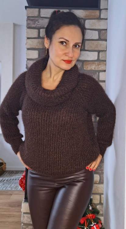 Sweter z efektownym golfem czekoladowy, brązowy