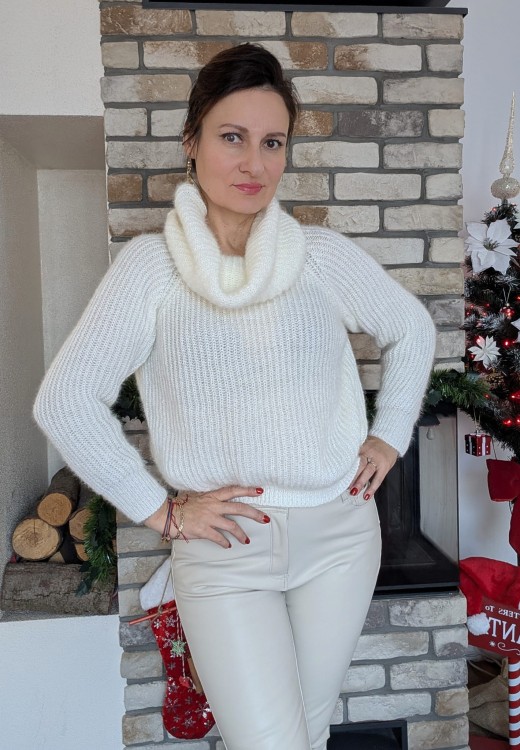 Sweter z efektownym golfem ecru, kremowy