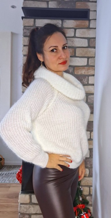 Sweter z efektownym golfem ecru, kremowy
