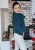 Sweter z efektownym golfem niebieski