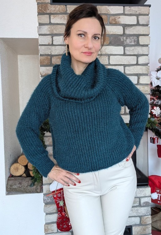 Sweter z efektownym golfem niebieski
