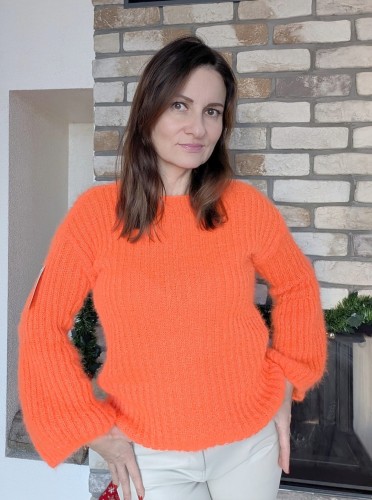 Miękki i stylowy sweter z szerokimi rękawami POMARAŃCZOWY
