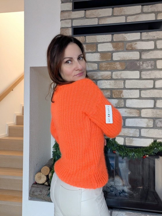 Miękki i stylowy sweter z szerokimi rękawami POMARAŃCZOWY