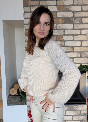 Miękki i stylowy sweter z szerokimi rękawami BEŻOWY