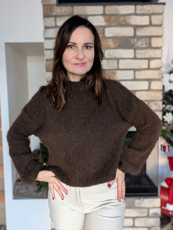 Sweter ciepło i styl na zimowe dni z szerokim rękawem BRĄZOWY