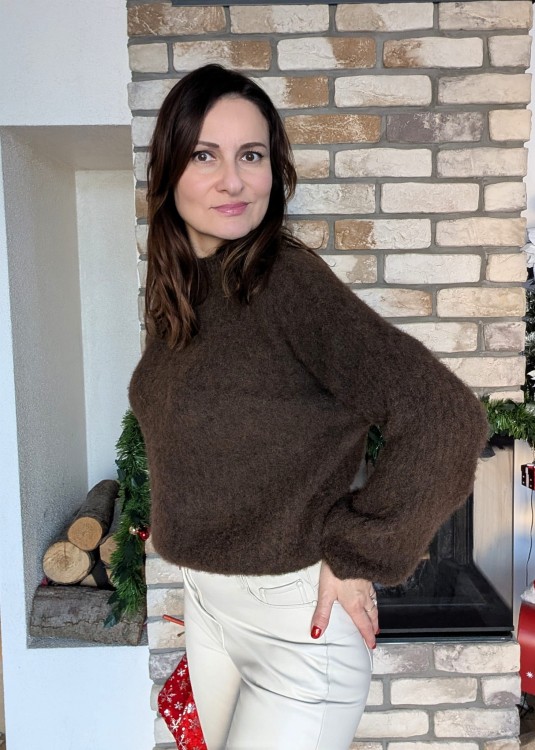 Sweter ciepło i styl na zimowe dni z szerokim rękawem BRĄZOWY