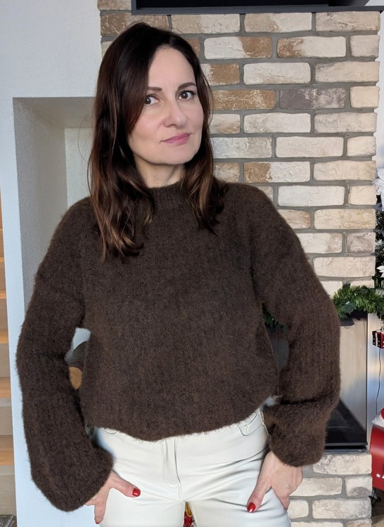 Sweter ciepło i styl na zimowe dni z szerokim rękawem BRĄZOWY