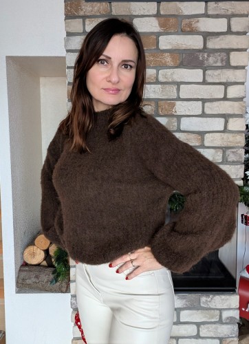 Sweter ciepło i styl na zimowe dni z szerokim rękawem BRĄZOWY