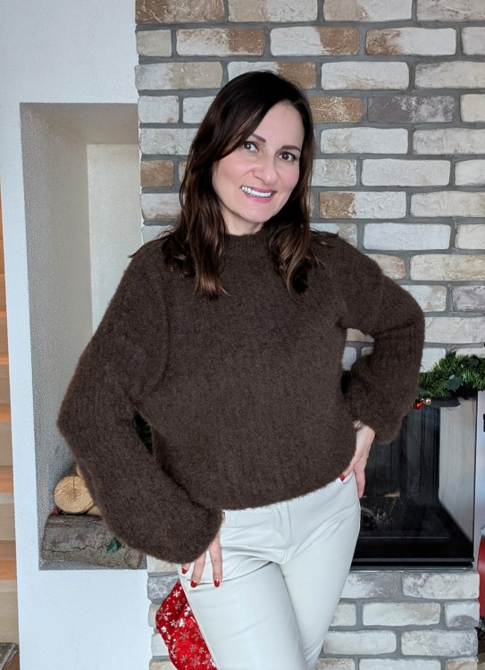 Sweter ciepło i styl na zimowe dni z szerokim rękawem BRĄZOWY