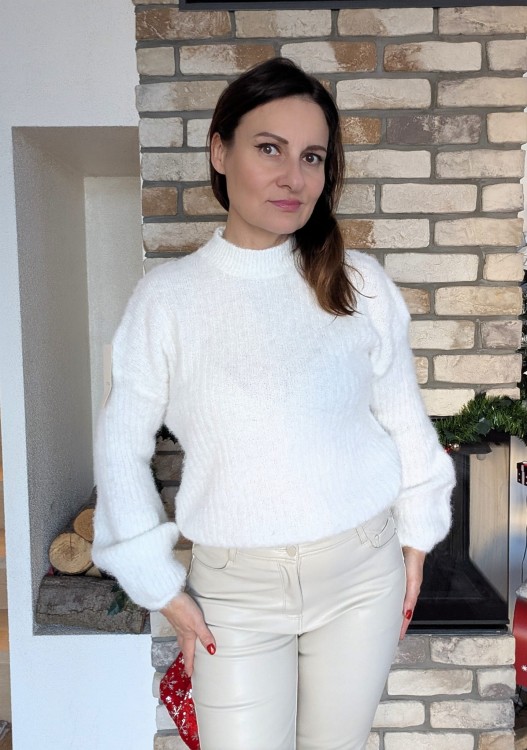 Sweter ciepło i styl na zimowe dni z szerokim rękawem BIAŁY