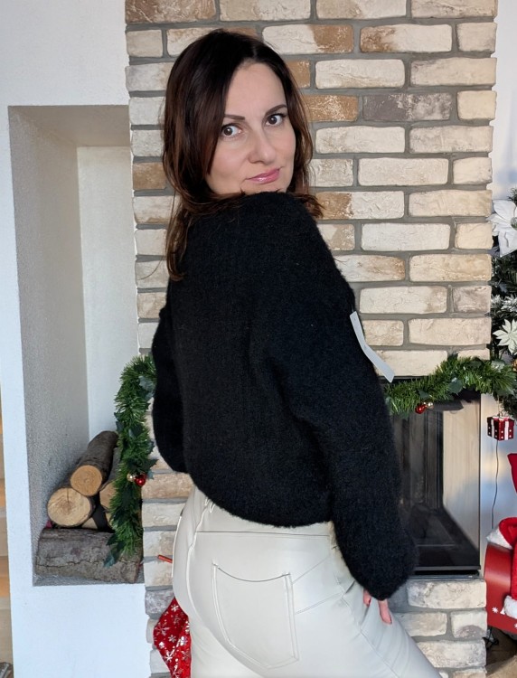 Sweter ciepło i styl na zimowe dni z szerokim rękawem CZARNY