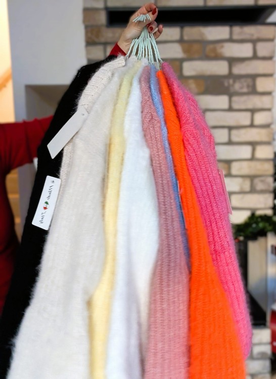 Sweter ciepło i styl na zimowe dni z szerokim rękawem CZARNY