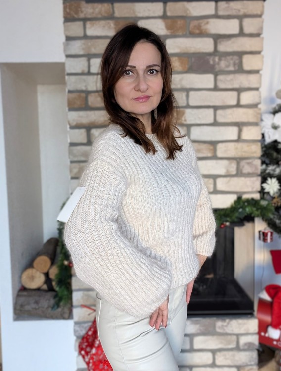 Sweter ciepło i styl na zimowe dni z szerokim rękawem KREMOWY/BEŻOWY