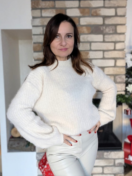 Sweter ciepło i styl na zimowe dni z szerokim rękawem KREMOWY/BEŻOWY