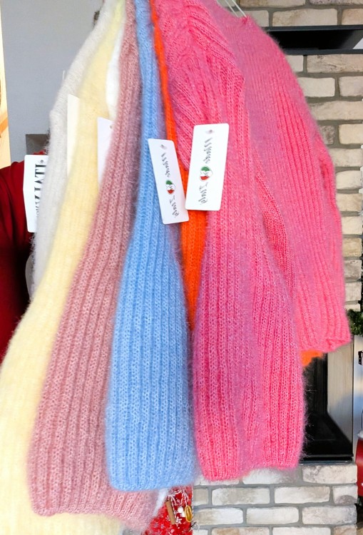 Sweter ciepło i styl na zimowe dni z szerokim rękawem KREMOWY/BEŻOWY