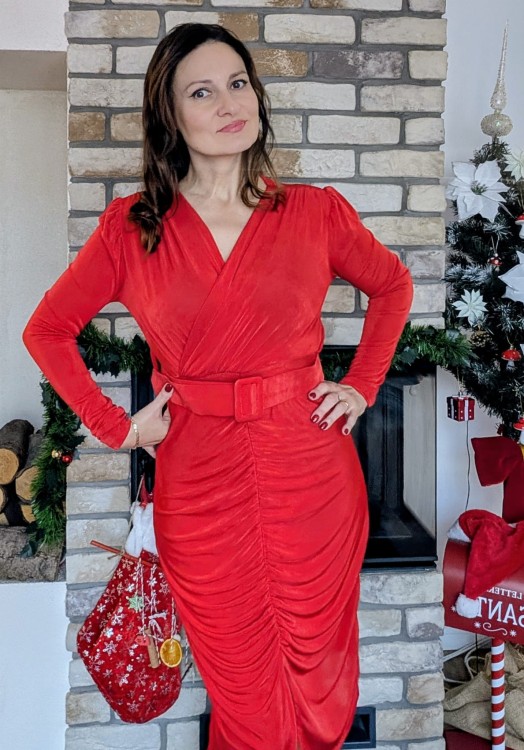 Elegancka sukienka z drapowanym przodem czerwona