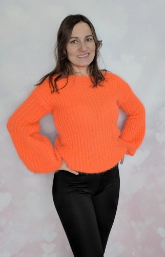 Miękki i stylowy sweter z szerokimi rękawami POMARAŃCZOWY
