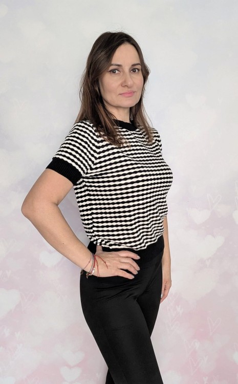 Sweter dzianinowy w paski czarno białe