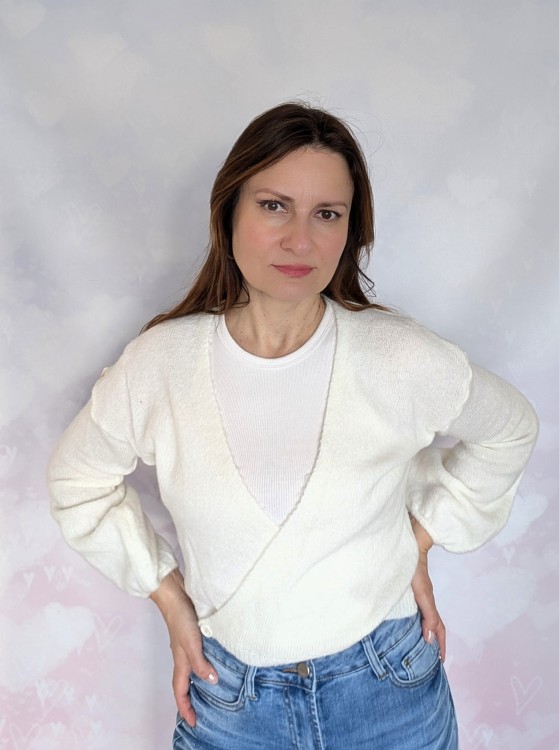 Sweter kopertowy zapinany łososiowy biały