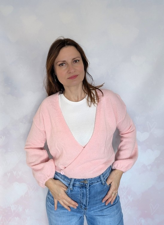 Sweter kopertowy zapinany łososiowy różowy pastelowy