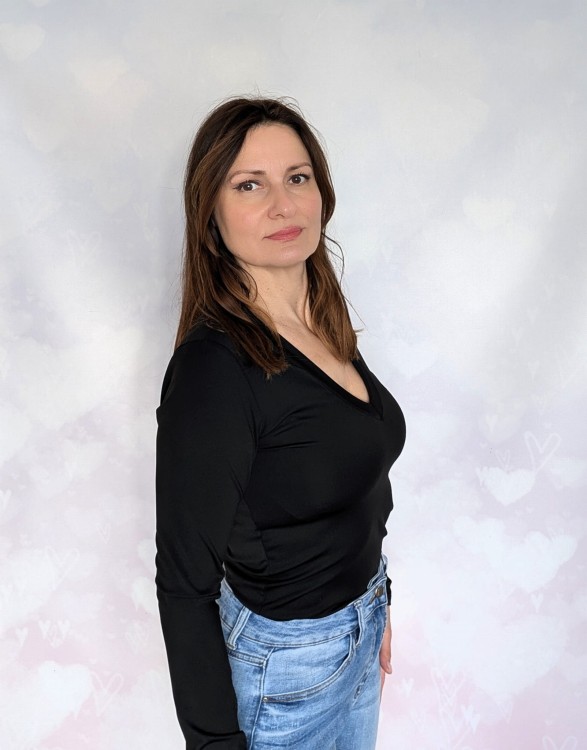 Elegancka bluzka z dekoltem V, pastelowa kolekcja- czarna