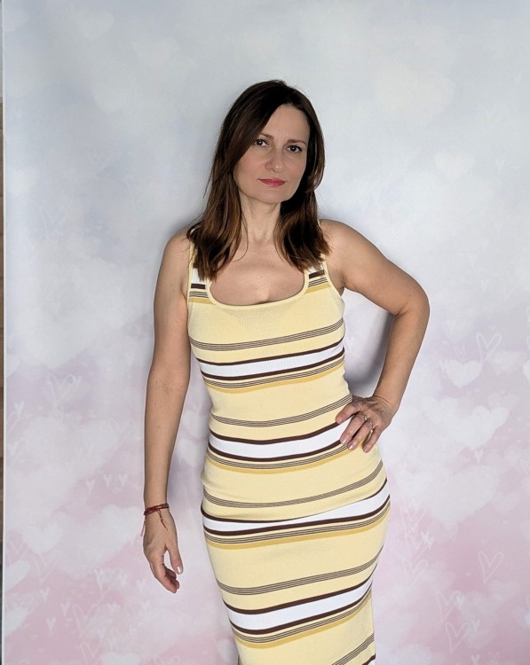 Prążkowana sukienka midi w paski - kobiecość i komfort w jednym żółta