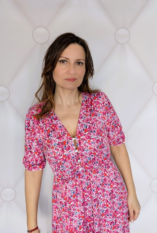 Kwiecista sukienka maxi z rozcięciem-elegancja i komfort ciemny róż