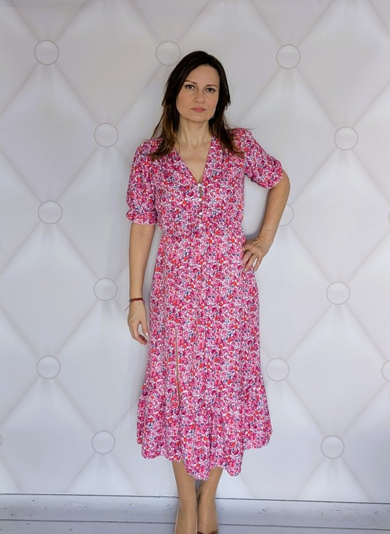 Kwiecista sukienka maxi z rozcięciem-elegancja i komfort ciemny róż