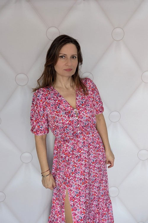 Kwiecista sukienka maxi z rozcięciem-elegancja i komfort ciemny róż