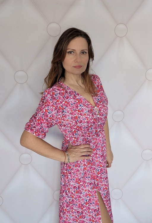 Kwiecista sukienka maxi z rozcięciem-elegancja i komfort ciemny róż