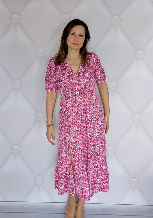 Kwiecista sukienka maxi z rozcięciem-elegancja i komfort ciemny róż