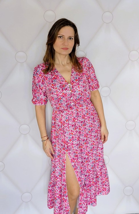 Kwiecista sukienka maxi z rozcięciem-elegancja i komfort ciemny róż