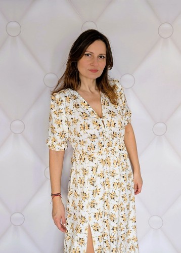 Kwiecista sukienka maxi z rozcięciem-elegancja i komfort biało - żółta (