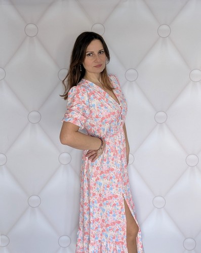 Kwiecista sukienka maxi z rozcięciem-elegancja i komfort biało - różowo - niebieska