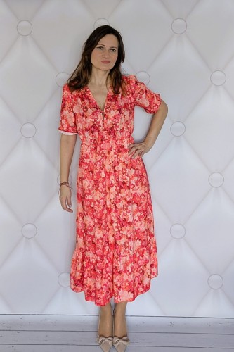 Kwiecista sukienka maxi z rozcięciem-elegancja i komfort czerwono różowa