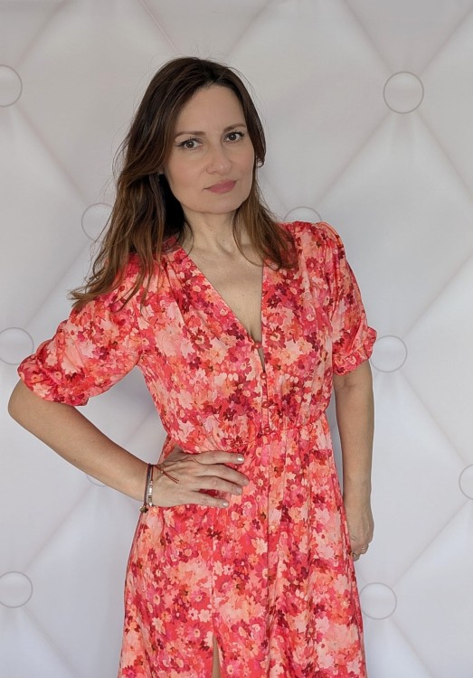 Kwiecista sukienka maxi z rozcięciem-elegancja i komfort czerwono różowa