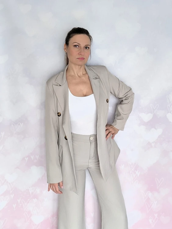 Elegancki komplet garniturowy- beżowy klasyk z nutą nowoczesności