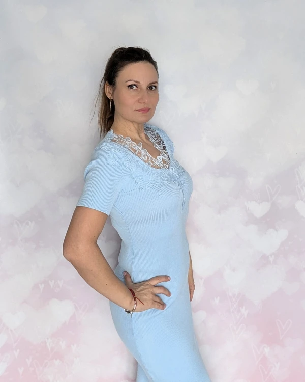 Sukienka z eleganckiej prążkowanej dzianiny z haftem niebieska