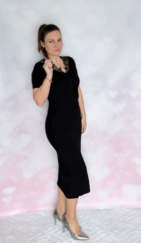 Sukienka z eleganckiej prążkowanej dzianiny z haftem czarna