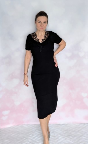 Sukienka z eleganckiej prążkowanej dzianiny z haftem czarna