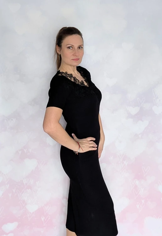 Sukienka z eleganckiej prążkowanej dzianiny z haftem czarna