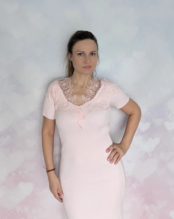 Sukienka z eleganckiej prążkowanej dzianiny z haftem różowa