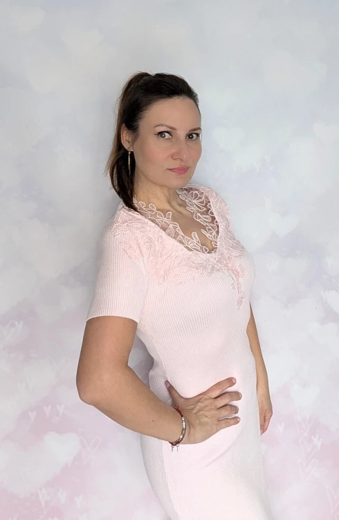 Sukienka z eleganckiej prążkowanej dzianiny z haftem różowa