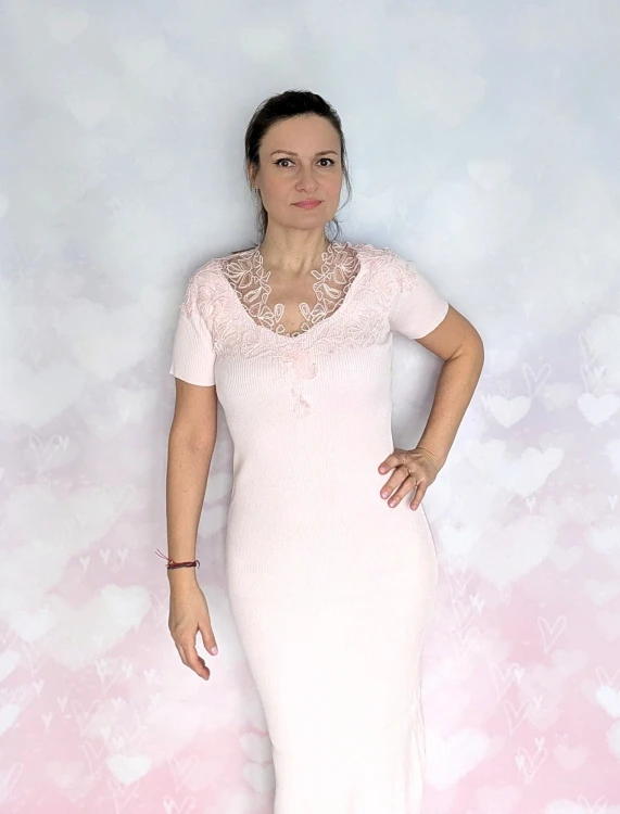 Sukienka z eleganckiej prążkowanej dzianiny z haftem różowa