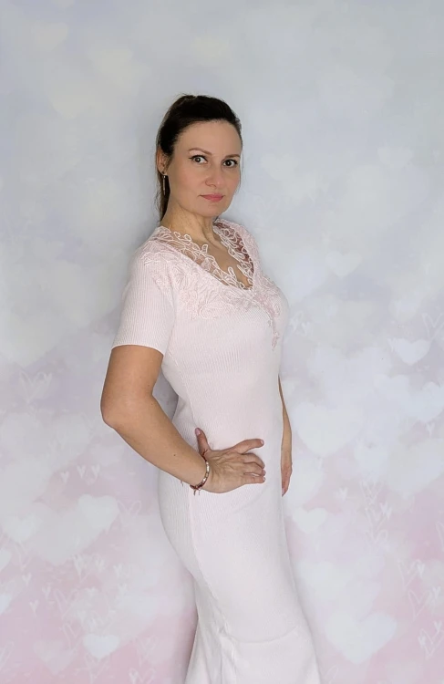 Sukienka z eleganckiej prążkowanej dzianiny z haftem różowa