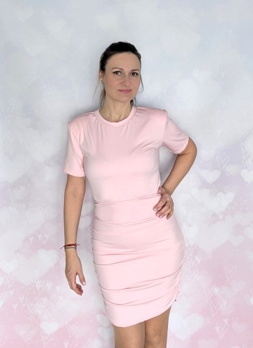 Sukienka bodycon z marszczeniami i poduszkami różowa