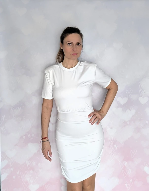 Sukienka bodycon z marszczeniami i poduszkami biała śmietankowa